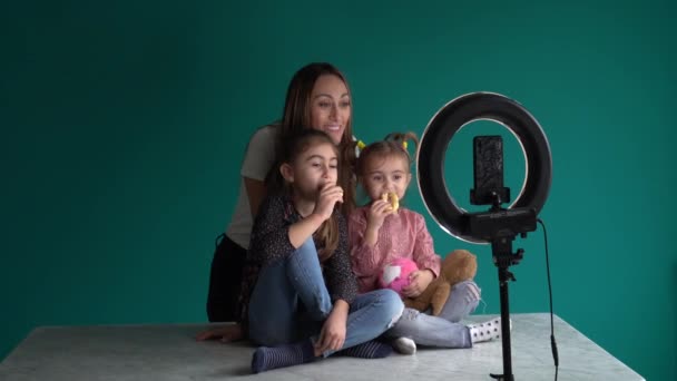 séquence d'une jeune femme avec ses enfants faisant de la vidéo  - Séquence, vidéo