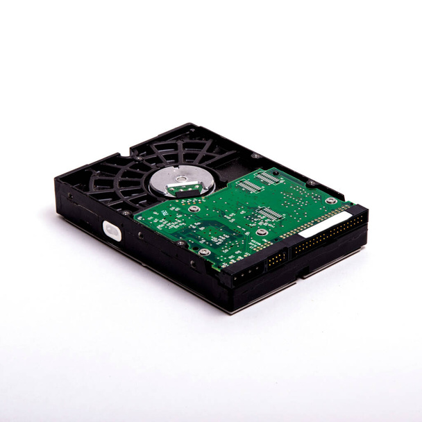 Esquema de control de discos duros para almacenar información sobre un fondo blanco, aislado, espacio para texto, electrónica - Foto, Imagen