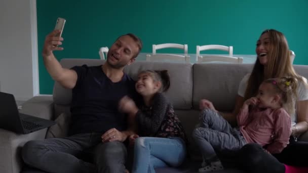 Avrupa, İtalya, Milano - Covid-19 Coronavirus salgını sırasında evde aile hayatı - oturma odasında oynayan çocuklar ve akıllı ebeveynler - Lombardy kırmızı bölgesi - - Video, Çekim