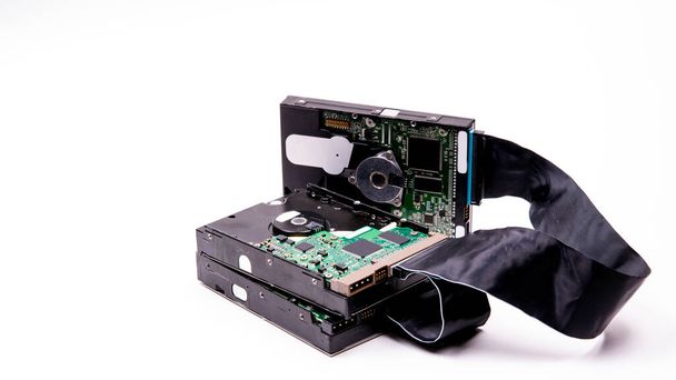 Esquema de gerenciamento de discos rígidos para armazenar informações são conectados por um cabo HDD Cabo em um fundo branco, isolado, espaço para texto, eletrônica - Foto, Imagem