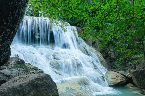 エラワンの滝、カンチャナブリ県タイ、自然滝、美しい緑の森, - 写真・画像