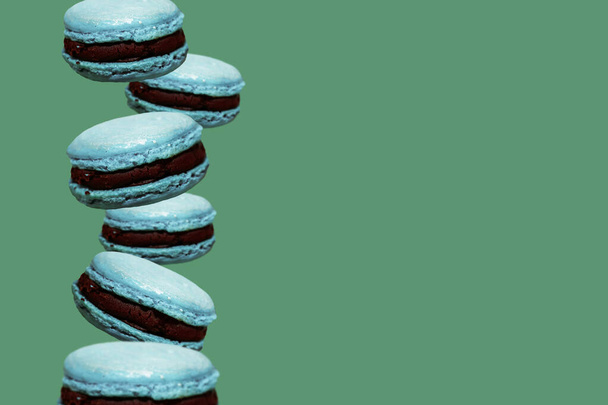 Macaroni di torte blu modello su sfondo verde - Foto, immagini