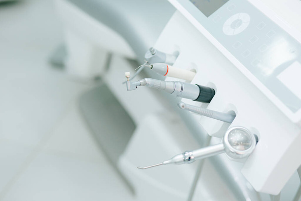 A szakorvos által a fogászati klinikán használandó steril eszközök közelsége - Fotó, kép