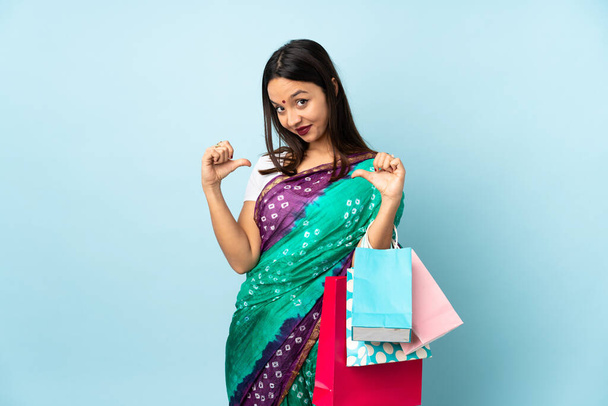 Mujer india joven con bolsas de compras orgullosa y auto-satisfecha - Foto, Imagen
