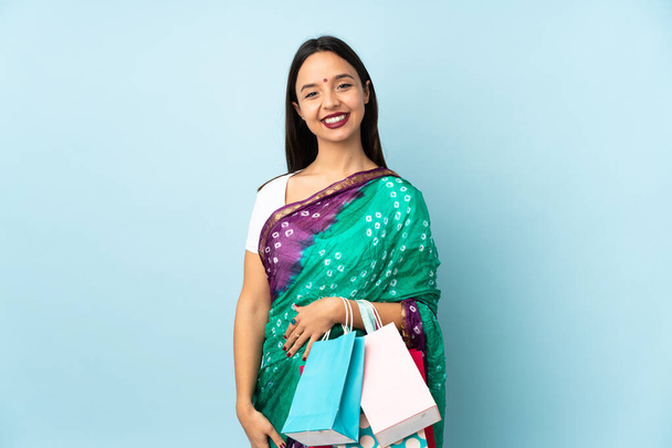 Νεαρή Ινδή με σακούλες για ψώνια να γελάει - Φωτογραφία, εικόνα