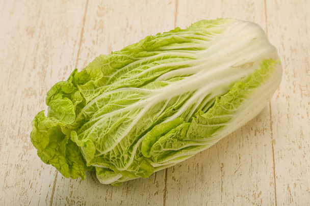 Vegan cuisine - Green fresh tasty Chinese cabbage - Foto, Imagen