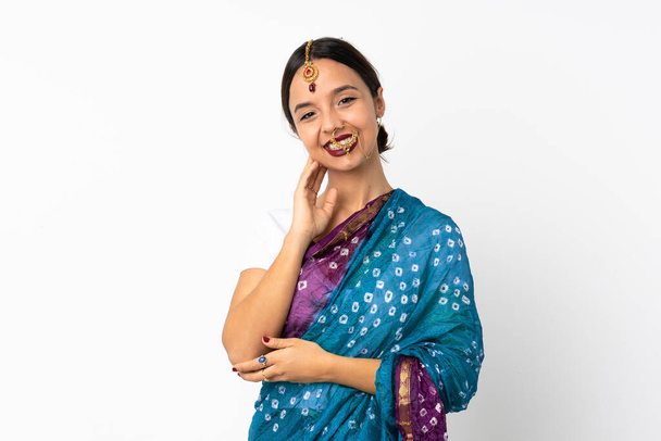 白地に孤立した若いインド人女性が笑う - 写真・画像