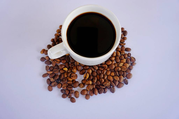 чашка чорної кави з кавовими зернами
 - Фото, зображення