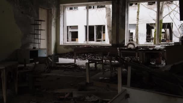 Φωτογραφία όπως σε ταινία τρόμου. Πυροβολήθηκε σε φριχτό εγκαταλελειμμένο σχολείο και νηπιαγωγείο. Βίντεο από την πόλη Pripyat στη ζώνη του Τσερνόμπιλ. Ουκρανία 2020 - Πλάνα, βίντεο