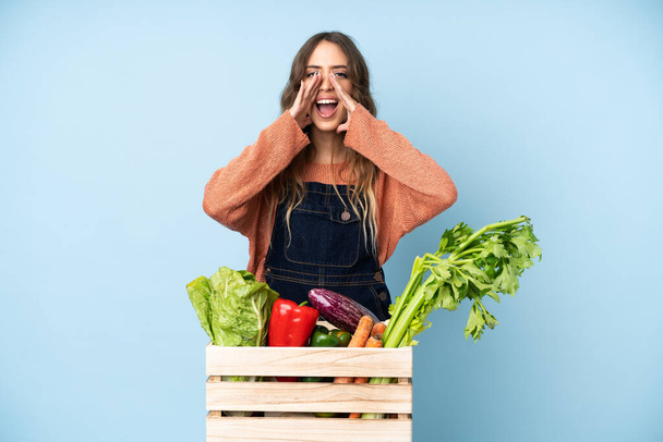 Farmer with freshly picked vegetables in a box shouting and announcing something - 写真・画像