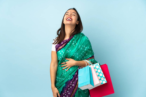 Jovem indiana com sacos de compras rindo - Foto, Imagem
