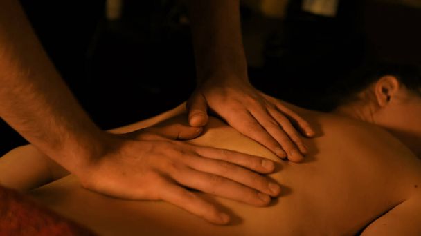 Professionelle männliche Masseur tun Massage für weibliche Kunden im Wellness-Salon - Foto, Bild