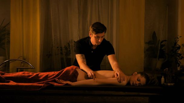 Junge Frau genießt Massage im Wellnesssalon - Foto, Bild