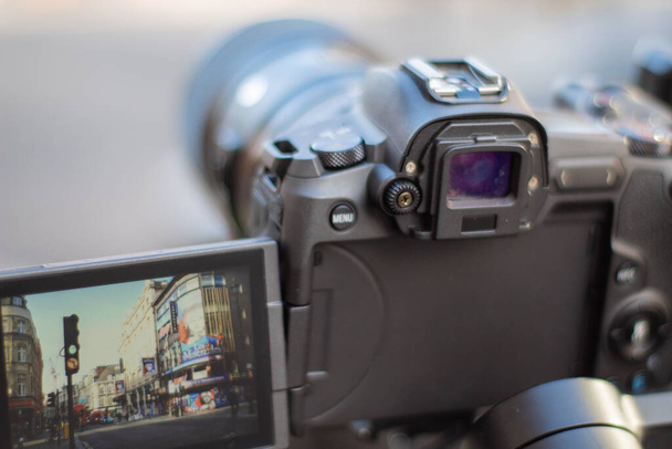 Kamera filmt die weißen Gebäude vom Piccadilly Circus - Foto, Bild
