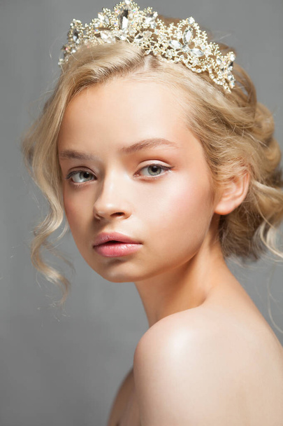 Beautiful blond woman in the image of a bride with a tiara in her hair. - Foto, Bild