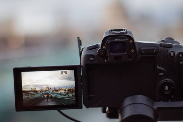 Kamera filmt die Rampe der Millennium Bridge und die St. Paul Cathedral - Foto, Bild