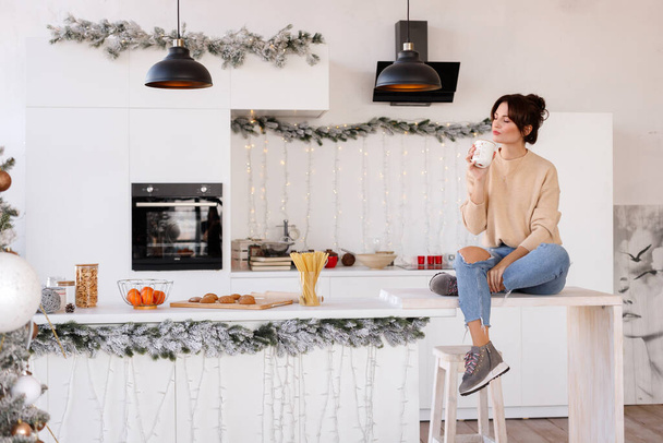 menina em sua cozinha no fim de semana de inverno - Foto, Imagem
