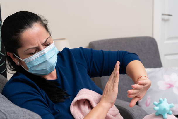 Érintett nő visel orvosi vagy sebészeti védő maszk így távol maradni gesztus hamis vírus replika kovid19 pandémiás védelem koncepció - Fotó, kép
