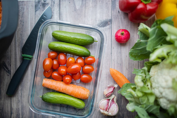 Carottes, courgettes, tomates et plus de légumes sur une table en bois - Photo, image