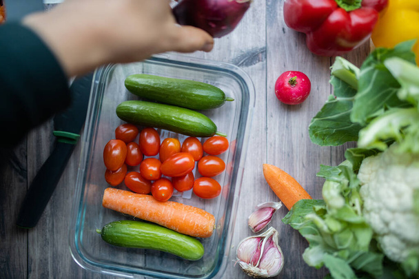 Tahta bir masada havuç, kabak, domates ve daha fazla sebze. - Fotoğraf, Görsel