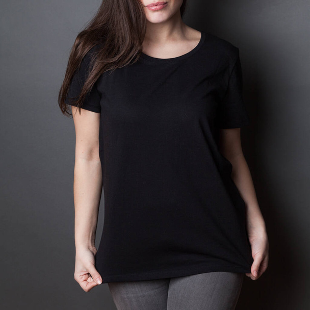 joven atractiva mujer en negro camiseta estudio disparo, maqueta - Foto, imagen