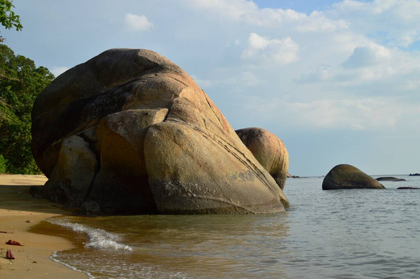 kiviranta Tanjung Bidara rannalla, joka sijaitsee Melakassa, Malesiassa  - Valokuva, kuva