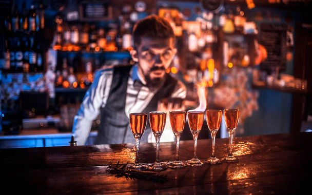 Baarimikko tekee cocktailin baarin takana - Valokuva, kuva