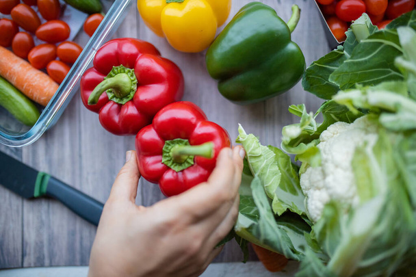 Čerstvé a barevné papriky a jiná zelenina na dřevěném stole - Fotografie, Obrázek