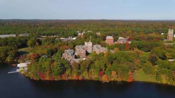 Wellesley College vista aérea, incluindo Green Hall e Tower Court com folhagem de outono em Wellesley, Massachusetts MA, EUA. - Filmagem, Vídeo