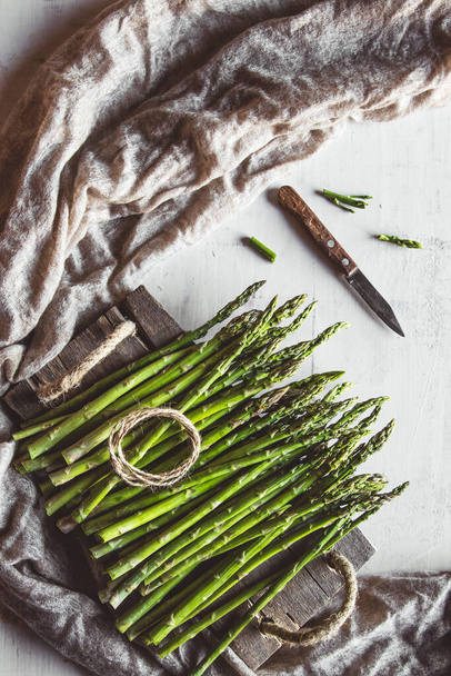 Green asparagus on an old wight table - Foto, imagen