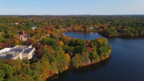 Вид с воздуха на колледж Уэлсли, включая Грин Холл и Тауэр Корт с осенней листвой в Уэлсли, штат Массачусетс, США. - Кадры, видео