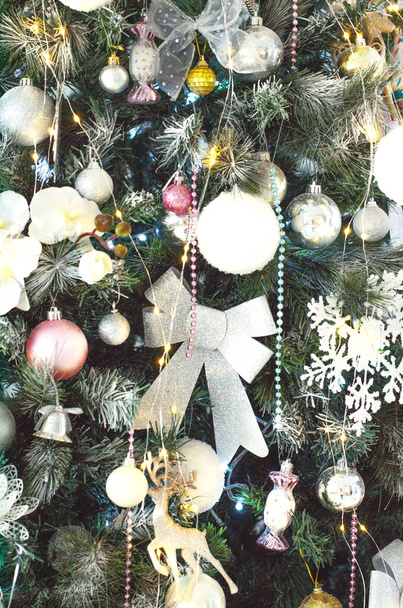 El primer plano de la parte de la decoración del árbol de Navidad. - Foto, Imagen