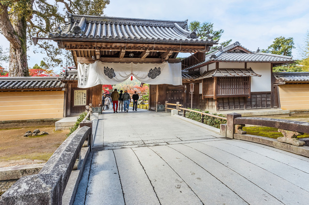 Entrada principal no Templo Kinkakuji em Kyoto
 - Foto, Imagem