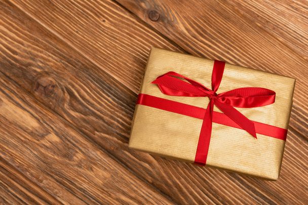 top view of wrapped present on wooden background - Foto, Imagem