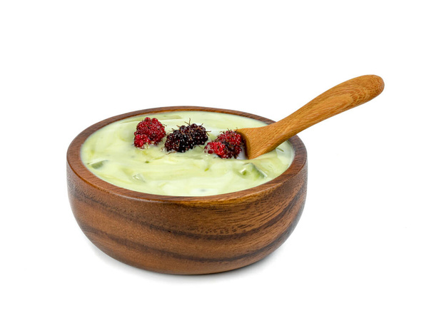 mélange de yaourt thé vert poudre saveur avec nata de coco hollandais et mûres fruits dans un bol en bois isolé sur fond blanc  - Photo, image