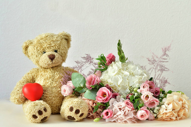 bouquet of delicate pink flowers and present box.Teddy bear. Valentines Day 14 February.Greeting card for Birthday, Woman or Mothers Day. I love you concept.Good morning.Selective focus.Copy space. - Foto, Bild