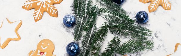 vista superior del árbol de Navidad y galletas de jengibre en la nieve, bandera - Foto, Imagen
