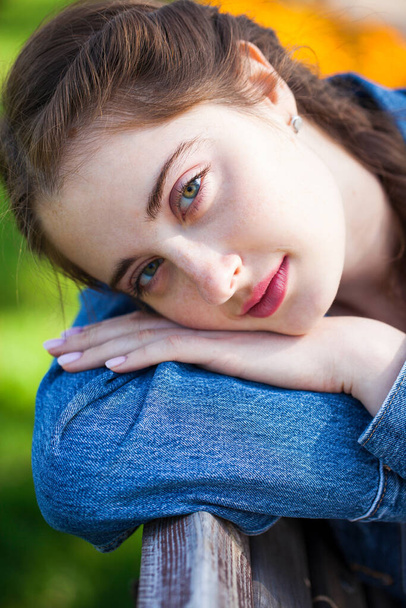 Portret młodej pięknej brunetki w letnim parku - Zdjęcie, obraz