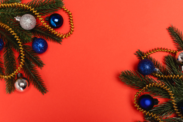 top view of decorated Christmas tree on red background - Foto, Imagen