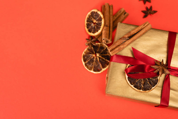 top view of gift with spices on red background - Foto, Bild