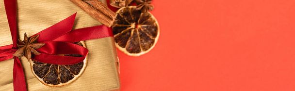 top view of gift with spices on red background, banner - Фото, изображение