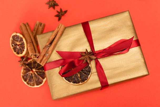 top view of gift with spices on red background - Foto, Imagem