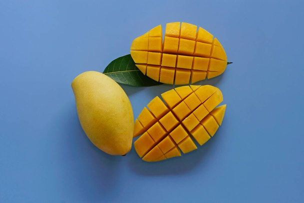 подрібнені манго на синьому фоні
 - Фото, зображення