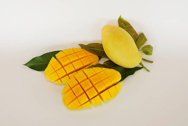 подрібнений манго ізольований на білому тлі
 - Фото, зображення