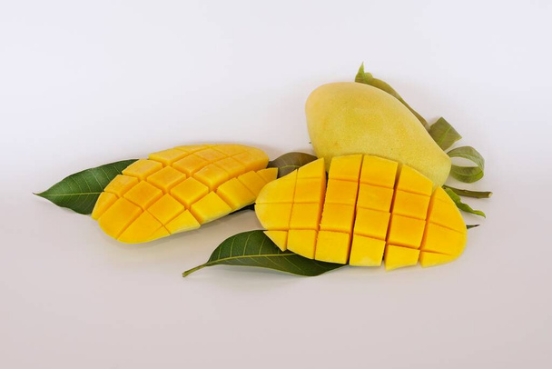 рубленое манго изолированы на белом фоне - Фото, изображение