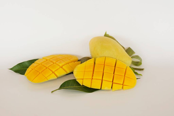 κομμένο μάνγκο απομονωμένο σε λευκό φόντο - Φωτογραφία, εικόνα