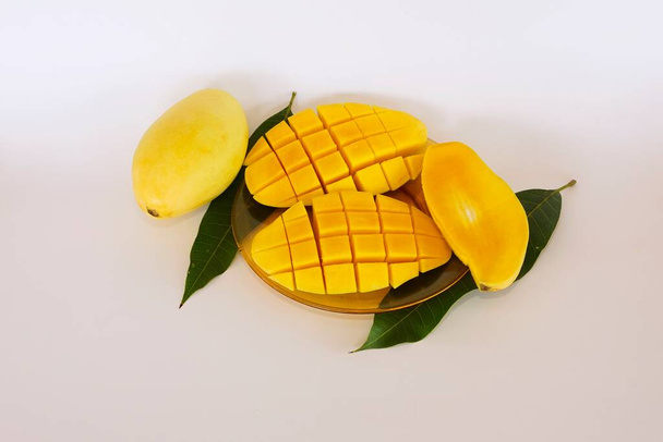 nasekané mango izolované na bílém pozadí - Fotografie, Obrázek