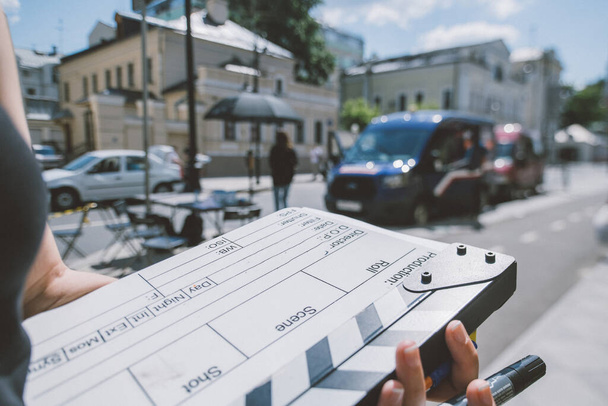 Helyettes rendező, Clapperboard a forgatáson. Egy közeli kép petárdákról egy film, reklám, TV sorozat forgatásához. Modern fotózás technika. - Fotó, kép