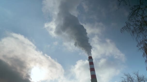 Курительная труба теплоэлектростанции против неба. Загрязнение окружающей среды - Кадры, видео