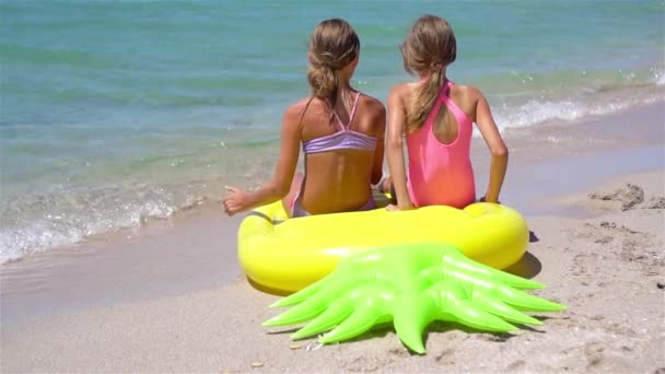Μικρά κορίτσια που διασκεδάζουν στην τροπική παραλία κατά τη διάρκεια των καλοκαιρινών διακοπών παίζοντας μαζί - Πλάνα, βίντεο
